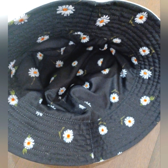 Alice + Olivia reversible bucket hat - Picture 6 of 8